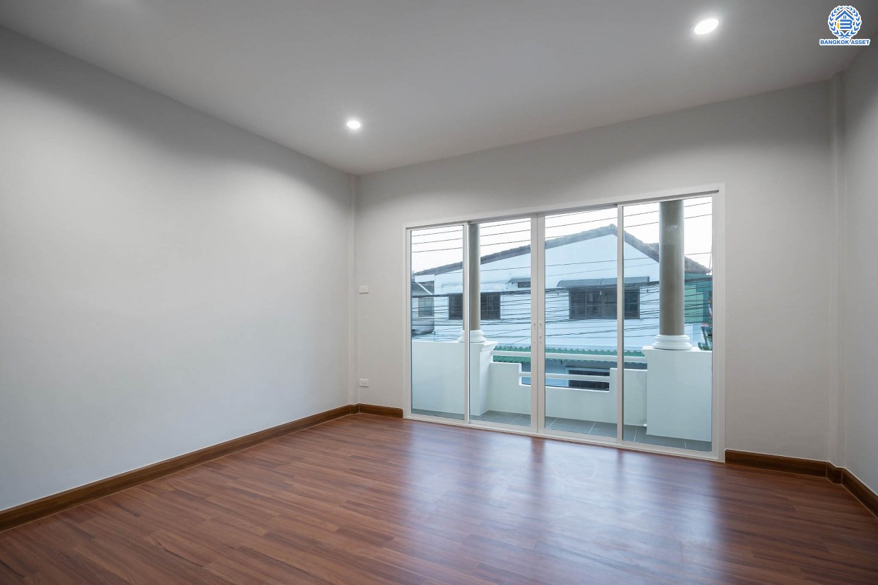 บ้านมือสองตกแต่งใหม่ โครงการ บ้านดุลิยานนท์ ติวานนท์ ทาวน์เฮ้าส์พร้อมอยู่ ราคาสุดคุ้ม! เนื้อที่ 16 ตร.ว. ฟังก์ชัน 2 ห้องนอน 2 ห้องน้ำ 1 ที่จอดรถ บนทำเลเชื่อมต่อเมือง ใกล้รถไฟฟ้าสายสีชมพู "สถานีสามัคคี" และจุดขึ้นทางด่วน "งามวงศ์วาน"